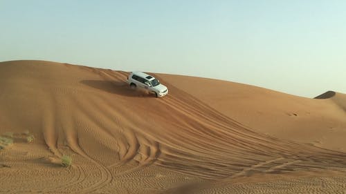 沙漠行驶中的两辆车 · 免费素材视频