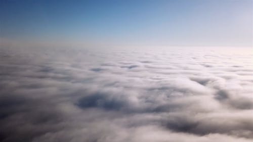 无人机在云海之上飞行 · 免费素材视频
