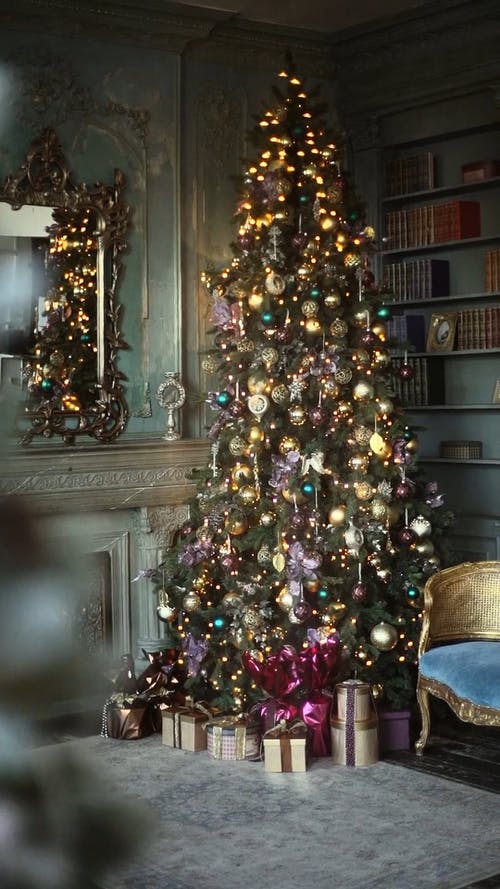 高大的圣诞树上摆满装饰品 · 免费素材视频