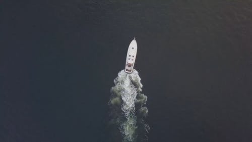 一条船在海中的顶视图镜头 · 免费素材视频