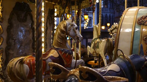 旋转木马骑马的木制雕塑 · 免费素材视频