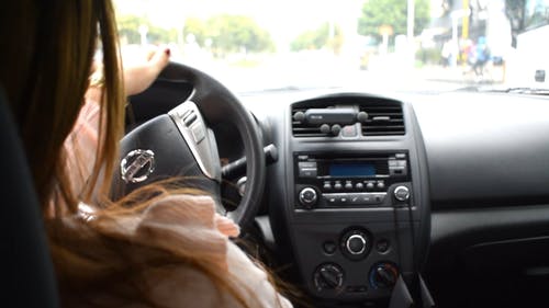 一个女人在光天化日之下开车 · 免费素材视频