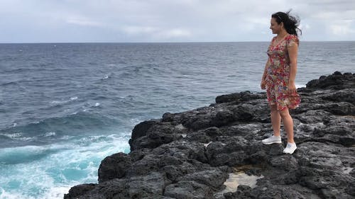 有关夏天, 女人, 岩石的免费素材视频