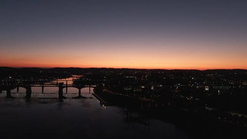 夜间城市无人机画面 · 免费素材视频