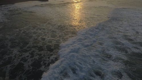 使用无人机的海滩波浪 · 免费素材视频