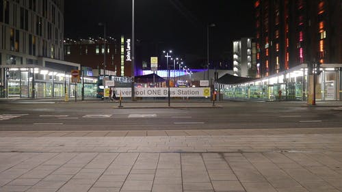 街对面的公交车站的镜头 · 免费素材视频