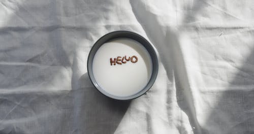 字母谷物形成一碗牛奶中的单词 · 免费素材视频