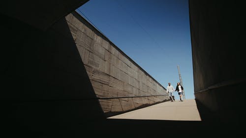 一对奔向地下通道的人 · 免费素材视频