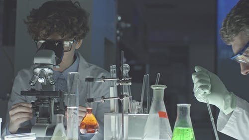 一个男人和一个女人在实验室里做科学工作 · 免费素材视频