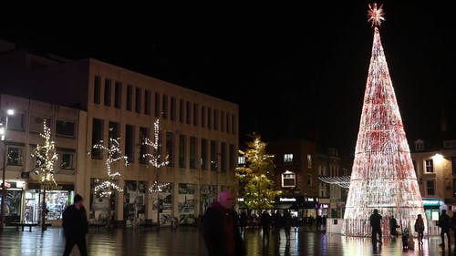 圣诞节期间公共展示的巨型圣诞树 · 免费素材视频