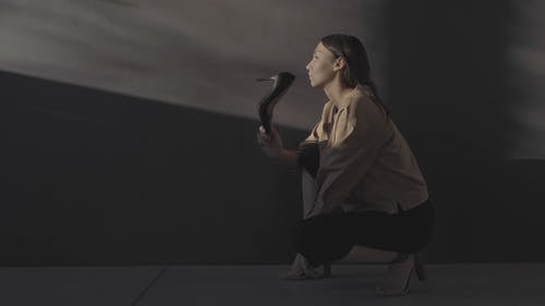 女人抱着高跟鞋 · 免费素材视频