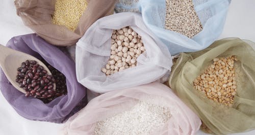 将豆类和谷物存放在可重复使用的布袋上 · 免费素材视频