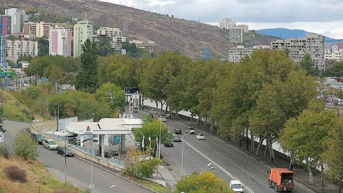 合并道路拐角处的加油站 · 免费素材视频