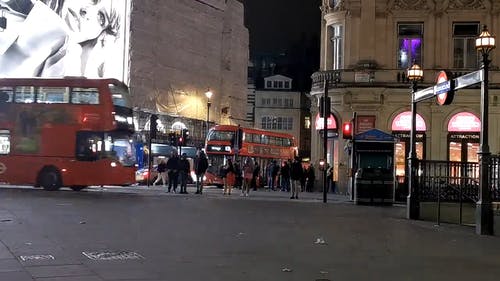 晚上在伦敦街头的夜景 · 免费素材视频