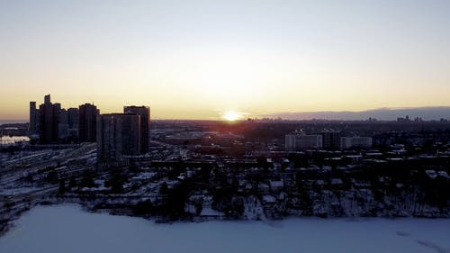 无人机拍摄的一个住宅区在白雪覆盖的城市 · 免费素材视频