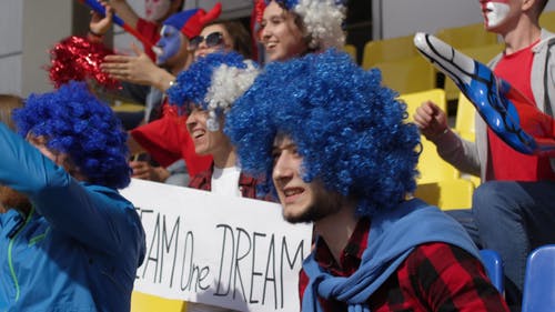 体育迷们戴着假发为球队欢呼 · 免费素材视频