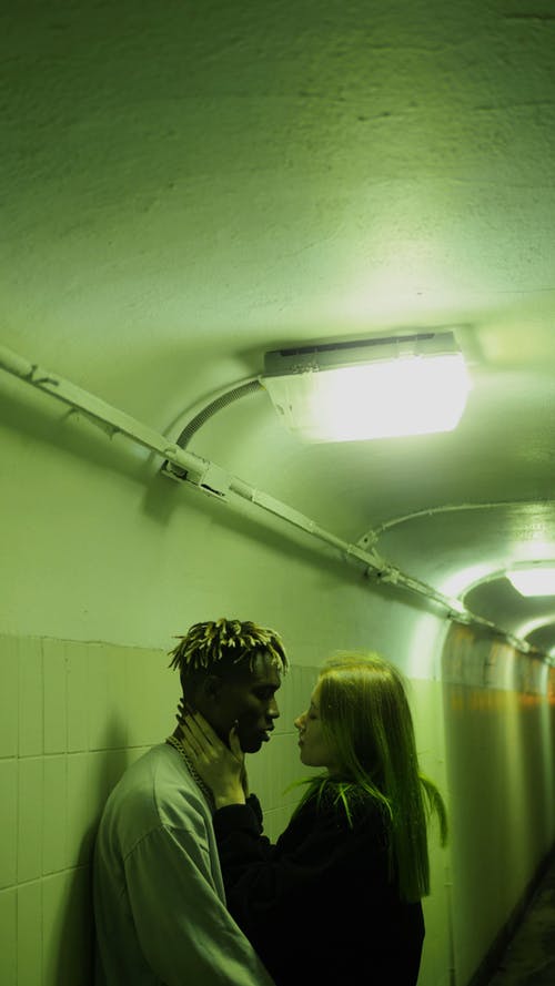 一对夫妇在地下通道的走廊里 · 免费素材视频