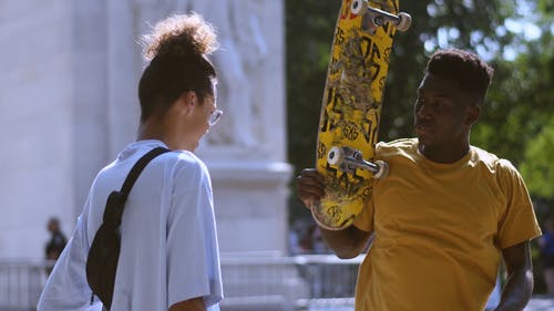 两个年轻的滑板手说话 · 免费素材视频