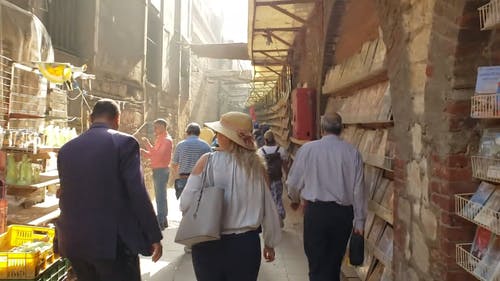 有关女人, 好奇的, 巷弄的免费素材视频