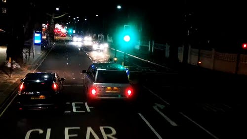 镜头汽车在时间流逝中穿越城市的道路 · 免费素材视频