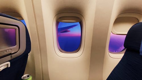 从一架飞机在飞行中的日落美景 · 免费素材视频