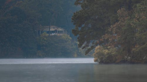 雨天俯瞰河流的房屋 · 免费素材视频