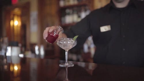 调酒师制作鸡尾酒 · 免费素材视频