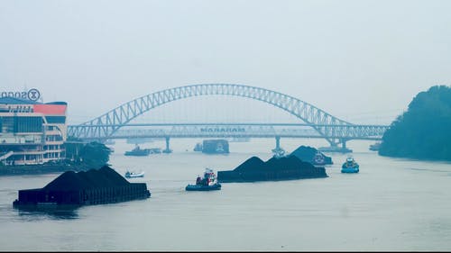 拖轮在海上港口推煤驳船 · 免费素材视频