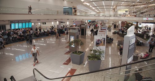 旅客在机场航站楼拥挤的旅客休息室 · 免费素材视频