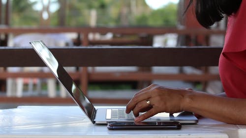 有关互联网, 侧面图, 在桌子上的免费素材视频