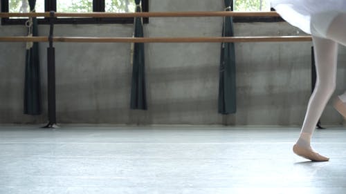 蓝色芭蕾舞短裙的人做芭蕾舞 · 免费素材视频