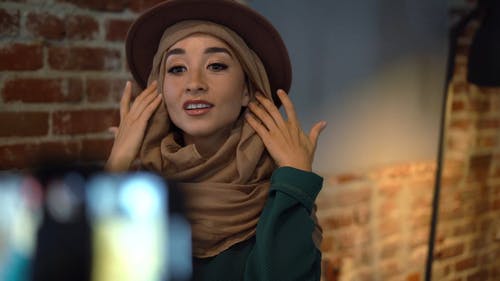 女人的浅焦点在做美容博客的布朗盖头 · 免费素材视频