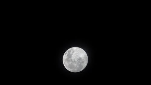 明亮的满月在夜晚的黑暗中发光 · 免费素材视频