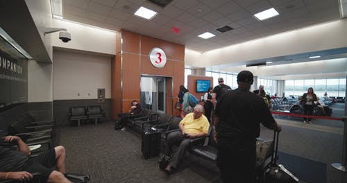 在机场候机室等候的乘客 · 免费素材视频