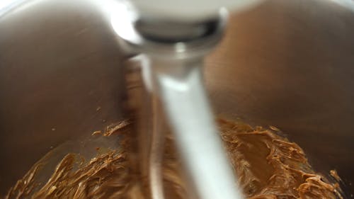 在搅拌机中完成焦糖糖果制备 · 免费素材视频