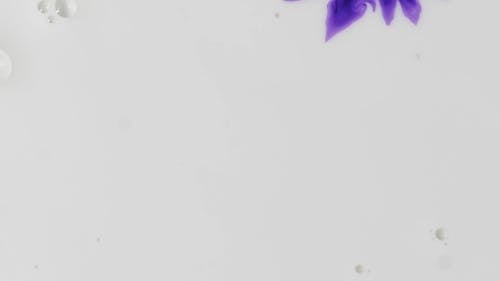 滴在水中的紫色染料 · 免费素材视频