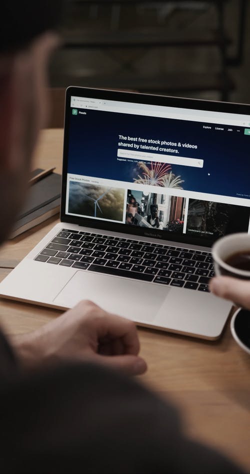 一个人登录网站以将照片上传到internet · 免费素材视频