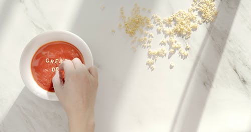 专用词由字母字母面食面条制成，一碗番茄泥 · 免费素材视频