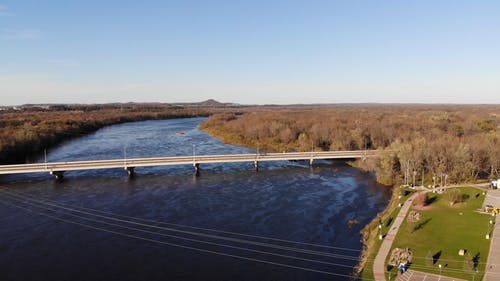 横跨宽河的长混凝土桥的无人机画面 · 免费素材视频