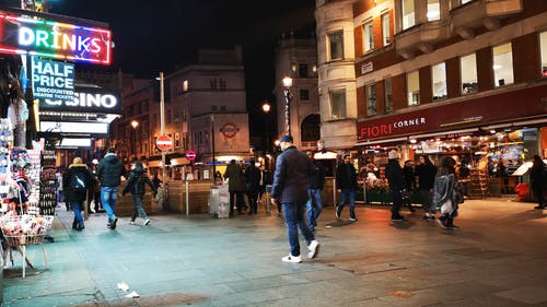晚上在商业街上行走的人 · 免费素材视频