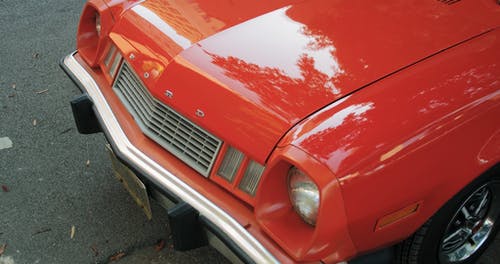 一辆旧的红色福特汽车的前端和镀铬轮的特写镜头 · 免费素材视频
