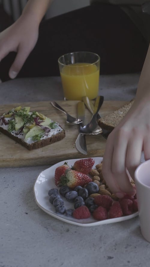 吃新鲜水果和坚果，健康零食 · 免费素材视频