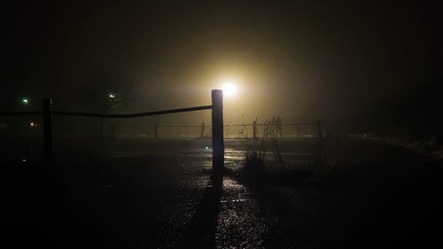 一个人走在漆黑的夜晚 · 免费素材视频