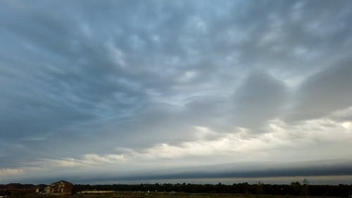 整天在天空中形成不同的云 · 免费素材视频