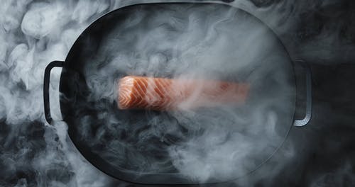 一阵烟雾，影响了铁板托盘上的鲑鱼肉片 · 免费素材视频
