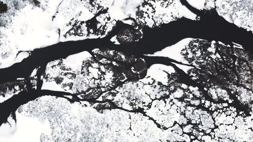 顶视图镜头的白雪覆盖的湖 · 免费素材视频