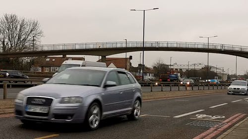 时间流逝的车辆经过的街道镜头 · 免费素材视频