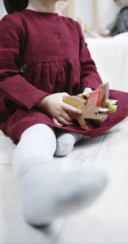 一个女孩停止玩木制动物玩具尝试其他玩具 · 免费素材视频