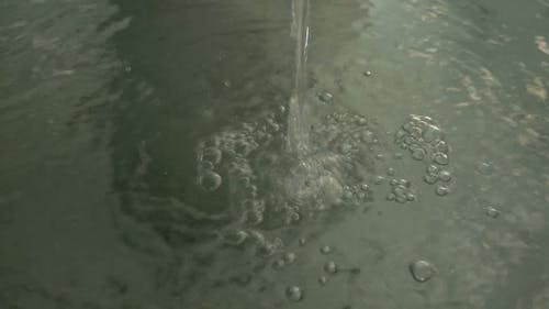 向下注水的力形成气泡 · 免费素材视频