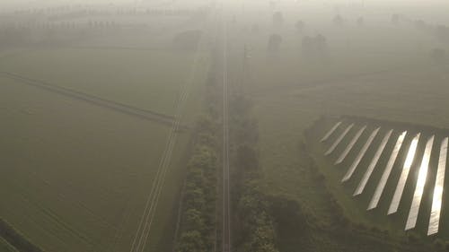 在有雾的日子在田野中央旅行的火车 · 免费素材视频
